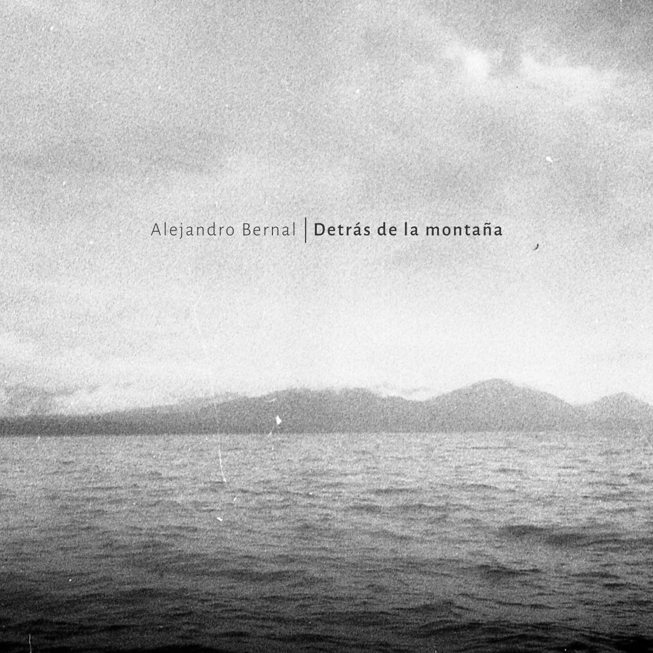 Reseña: “Detrás de la montaña”, el primer disco en solitario de Alejandro Bernal