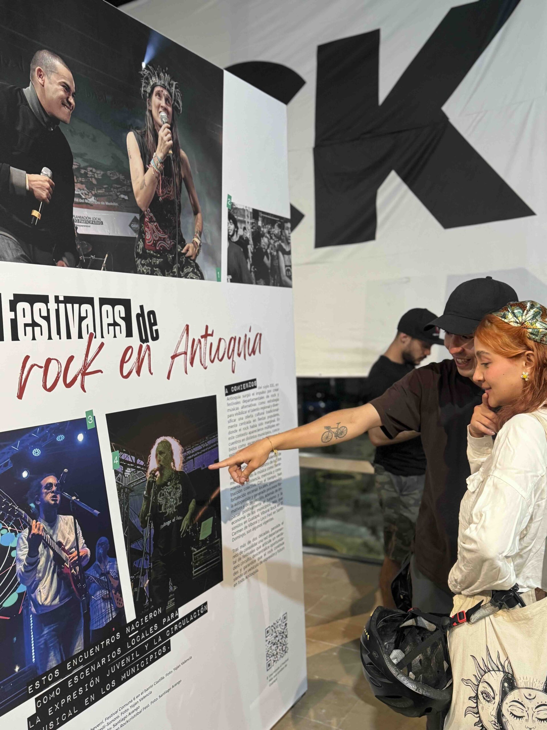 Visitantes a la exposición Historia del Rock de Medellín. Lado B.