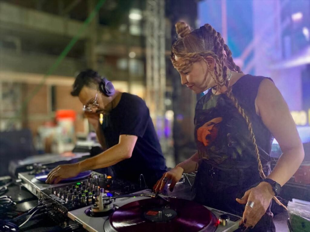 Selectores de vinilos, TAKK y Medussa en Medellín